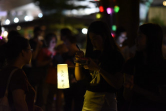 一批市民在观塘海滨公园参与花灯大会