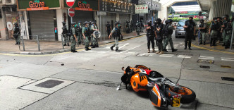 政府谴责有人驾驶电单车，撞向正在附近执勤的警务人员。