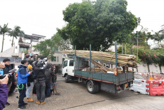 有貨車運載竹支到鄭若驊夫婦大宅，料準備搭竹棚做工程。