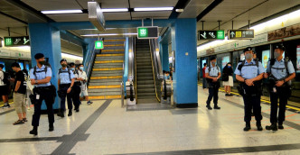 警反恐特勤队在九龙塘站、钻石山站巡逻。