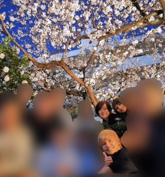 手越和日本首相夫人安倍昭惠等开餐大合照，闹出懒理疫情赏樱风波！