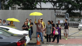 期间有支持许智峯的示威者在场，他们手持黄伞并高呼口号。