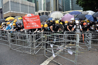 示威者设置的铁马阵。