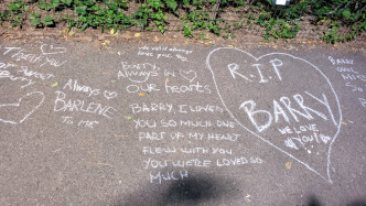 事后不少人在中央公园地面，留下字句悼念巴里。「曼克顿鸟类警报」官方Twitter