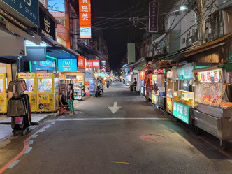 台湾士林夜市商贩比顾客还要多。网上图片
