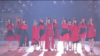 珠理奈与旧队友一同合唱SKE出道歌《坚强之勇者》。