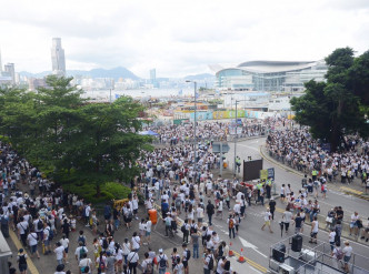 游行人士聚集在立法会外。