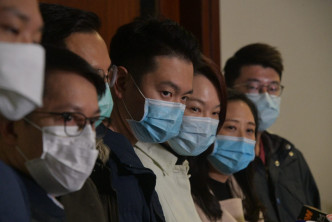 民建联今早与特首办主任陈国基会面，要求政府以法律规管口罩销售。