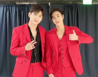 东方神起为纪念出道17周年，在网上会fans。