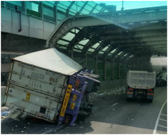 货柜车失控撞壆后翻侧。图：网民Man Keung Lee‎