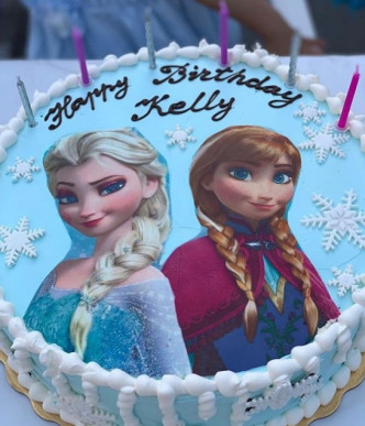 Kelly嘅Frozen蛋糕。鍾嘉欣IG