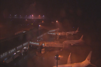 那霸机场入夜后出现狂风大雨。网上图片