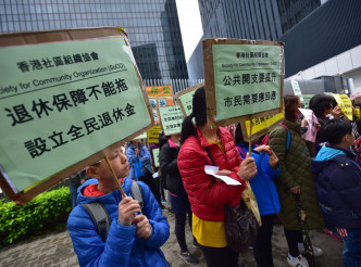 西九新動力及香港社區組織協會分別到政府總部外請願及提交意見書。