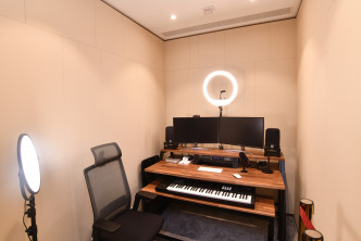 音乐室提供专业级音乐设备，已安装混音程式，备有麦克风及荧幕镜头。
