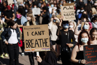 芬兰首都赫尔辛基，有人于游行举起写上：「我不能呼吸。」标语牌。AP