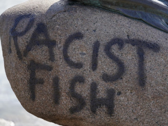 銅像被人噴上「種族歧視魚」字眼。AP