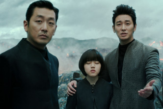 河正宇(左一)曾拍攝《與神同行》等大熱電影。