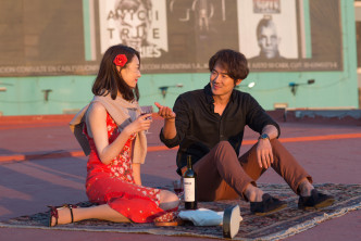 「宰宪」与李沇熹饰演被男友狠飞毅然到阿根廷旅行的「真雅」遇上。