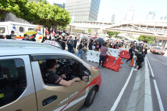 金钟示威者堵塞夏慤道