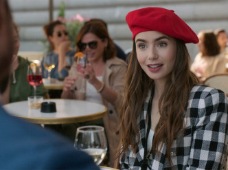 大热剧集《Emily in Paris》中，主角Emily好爱打扮，如呢套格仔外套配画家帽的时尚造型。