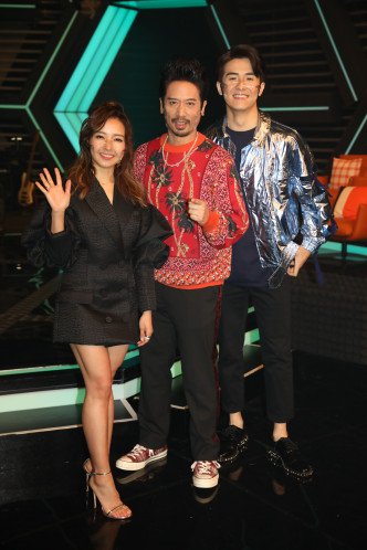 「糖妹」黄山怡、郭伟亮及Oscar担任TVB《劲歌金曲》主持。
