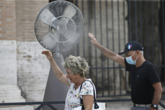 民眾難敵熱浪的侵襲。美聯社圖片