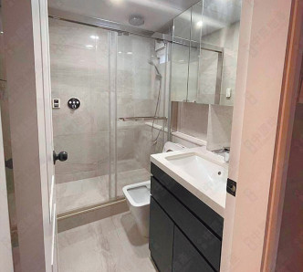 浴室保养簇新，为淋浴设计。