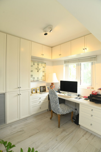 大宅更特意間出工作間位置，全個工作間均選用白色，感覺雅致舒適。