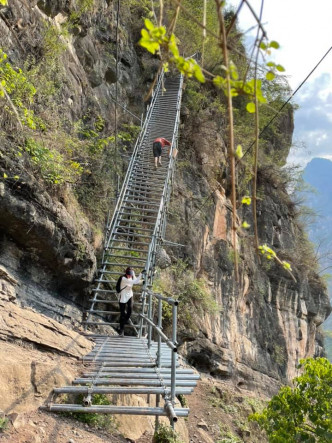 唯一上落方法，只靠悬崖上一条几乎垂直九十度的二千多级钢梯。