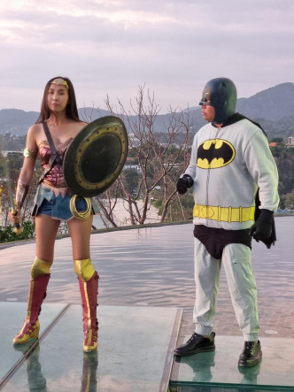 最後一集嘅最後一個環節中，胡慧冲及冬蔭妹變身成60年代蝙蝠俠及神奇女俠。
