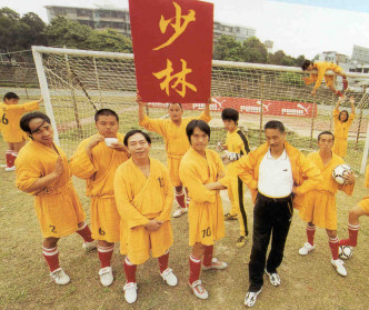 《少林足球》中吴孟达饰演「有史以来最传奇的足球队的教练」。