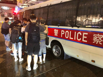 警方於行動中共拘捕21人。警方圖片