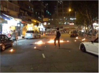 示威者纵火投掷汽油弹。有线新闻截图