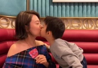 蒋家旻获「男朋友仔」送吻祝贺生辰。