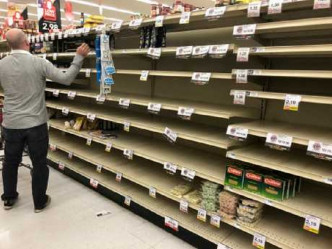 受疫情影響，美國超市貨架被一掃而空。AP