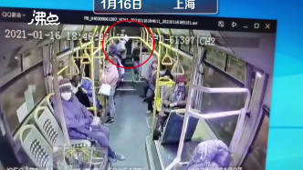 上海一名38岁女乘客因巴士急刹车摔倒不治身亡。
