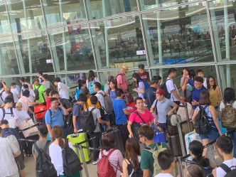 一号客运大楼外有大批旅客排队。网民JoJo Chan