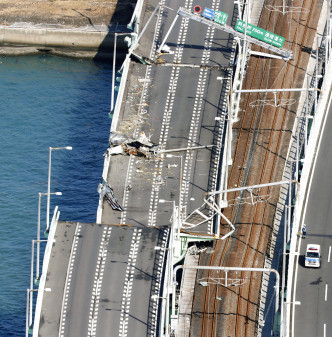 大橋一側行車道恢復行車。AP圖片