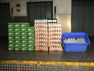 警方在行動中共檢獲約800罐啤酒，市值約4萬元。