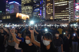 大会晚上宣布约3000人出席。