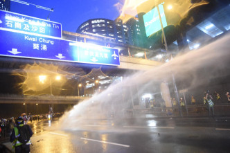 警方水炮車楊屋道發射水柱驅散人群。