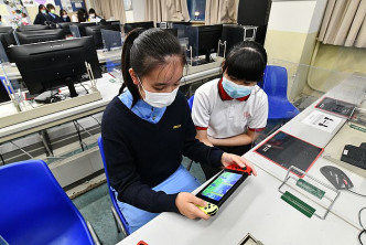 Nintendo Switch聯乘香港真光書院，用任天堂的遊戲設計軟體《附帶導航！一做就上手 第一次的遊戲程式設計》作教材，用4堂課教授學生設計出合理、並且能實際操作的遊戲。圖為歐嘉敏及程嘉楠在示範遊戲的操作。