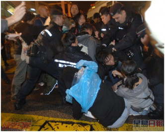 示威者與警員推撞,場面一度混亂。資料圖片