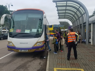 港铁安排接驳巴士 在欣澳站接载乘客往东涌站。