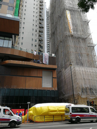 消防員在地面張開救生氣墊戒備。 盡在葵青FB圖
