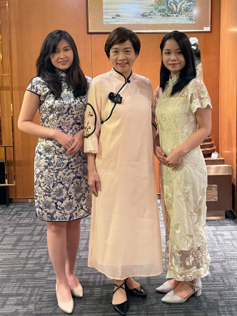 梁美芬與兩名年輕經民聯女社區幹事一起穿上旗袍華服拍片賀黨慶和香港回歸。