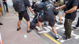 有怀疑便衣警员与示威者发生肢体冲突