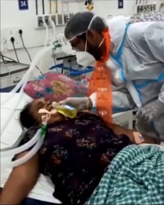 印度重症新冠肺炎患者被政党人员灌牛尿。影片截图