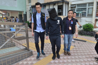 警方於旺角拘捕一名報稱為搬運工人的姓陳男子。
