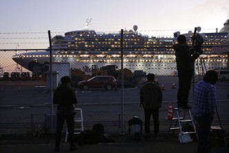 正停泊在日本横滨的钻石公主号邮轮。AP图片